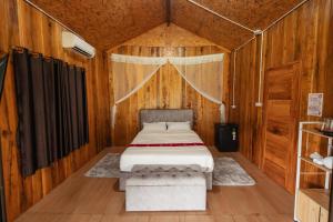 Ένα ή περισσότερα κρεβάτια σε δωμάτιο στο Lochi Chiangmai โลชิ เชียงใหม่