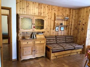 a room with a bench and a wooden wall at Casa Solidea in Moena