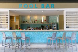 un bar de piscine avec des chaises devant dans l'établissement Crowne Plaza Rome St. Peter's by IHG, à Rome