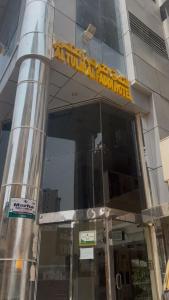 ein Gebäude mit einem Schild darauf in der Unterkunft تولب الفضي in Az Zahrāʼ