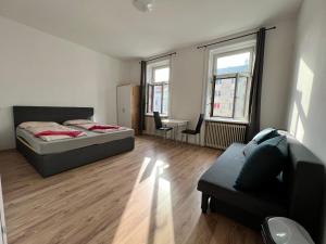 Giường trong phòng chung tại Spacious Vienna 4BR shared Stay for Friends & Families +19 ảnh