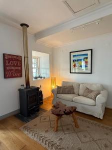 a living room with a couch and a stove at Pico Sereno in Santana