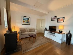 a living room with a couch and a tv at Pico Sereno in Santana