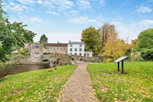 O grădină în afara Riverbank Cottage