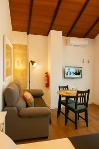 a living room with a couch and a table at Barbacana, dieciocho in Baeza