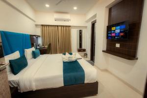 Katil atau katil-katil dalam bilik di Hotel Meritel Grande, Vijay Nagar, Indore +61 gambar
