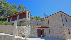 un gran edificio de piedra con un edificio en Casa Campos, en Vilarinho