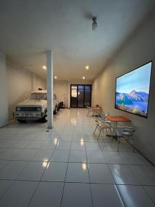 - un salon avec une voiture garée dans un garage dans l'établissement Pasuruan heritage guest house, 