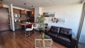 サンティアゴにあるApartamento Pet-Friendly, Piscina, Vista Cerro San Cristobal, Santiagoのソファとテーブルのあるリビングルーム +7枚の写真