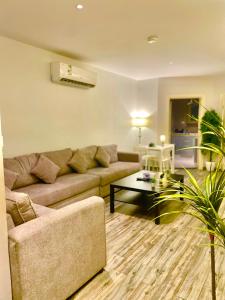 a living room with a couch and a coffee table at شقة ثلاث غرف in Al-Safa
