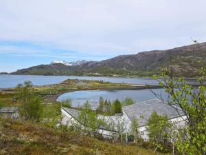 Una vista de un lago con montañas al fondo. en 6 person holiday home in Inndyr, en Inndyr