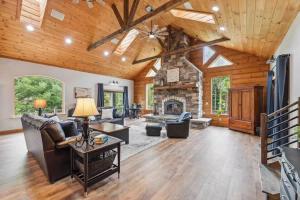 Χώρος καθιστικού στο The Compass Retreat near Clear Lake