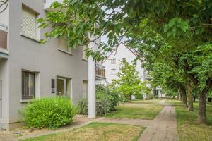 オベルネにあるChez Carine - Idéal famille, Balcon, Netflixの白い建物前の通路