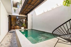 an indoor swimming pool with a table and a chair at Rooftop & Private Pool Property Family in Guadalajara