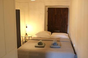 a bedroom with a bed with two towels on it at Casa dos Vizinhos - Casas de Taipa in São Pedro do Corval