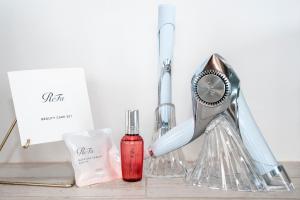 un tavolo con un asciugacapelli e una bottiglia di rossetto di Château Marine a Kamakura