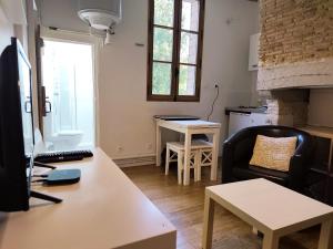 a living room with a desk and a chair at Suite Duplex Vientiane - Second Lodge - Hyper Centre Historique Rennes - 2 personnes in Rennes