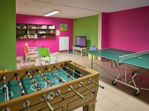 a ping pong room with a ping pong table at Ovifat Sauna Escape, Waimes in Ovifat