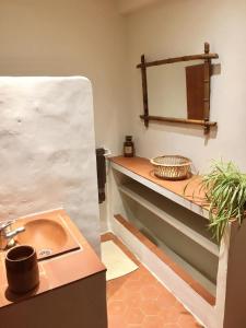 a bathroom with a sink and a mirror at La tourelle aux hirondelles in Entrecasteaux