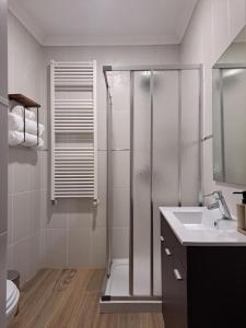 ein Badezimmer mit Dusche und Waschbecken in der Unterkunft Casa Dos Avós in Bragança