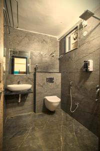 Bilik mandi di Hotel Meritel Grande, Vijay Nagar, Indore
