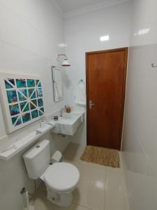 フランカにあるApê aconcheganteのトイレと洗面台を備えた白いバスルーム