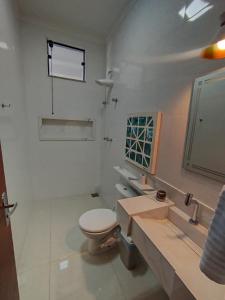 フランカにあるApê aconcheganteのトイレと洗面台を備えた白いバスルーム +13枚の写真