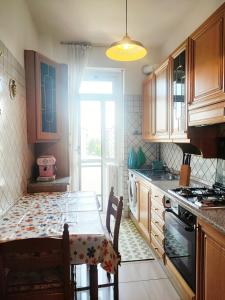 una cucina con un tavolo e una sala da pranzo di Casa Matilda, retro elegance in the center of Monza a Monza