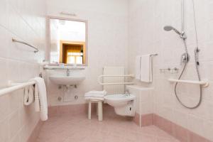 Vannas istaba naktsmītnē Hotel Antica Croce - Gardaslowemotion