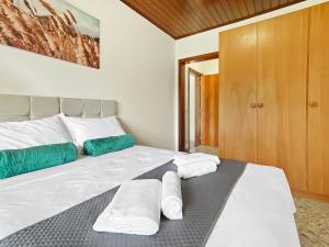 a bedroom with a bed with two towels on it at Capivari Lareira Harry Potter Baden Baden in Campos do Jordão +42 photos