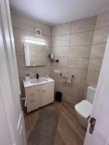 Et badeværelse på La Perla Holiday Apartment Golf del Sur