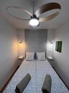 En eller flere senge i et værelse på La Perla Holiday Apartment Golf del Sur + 16 billeder