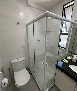 Un baño con ducha, inodoro y lavabo. en Vista Atlântica Pajuçara AP401, en Maceió