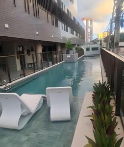 una piscina en la azotea de un edificio en Vista Atlântica Pajuçara AP401, en Maceió