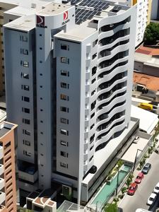 una vista aérea de un edificio blanco alto en Vista Atlântica Pajuçara AP401, en Maceió