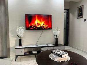 TV a/nebo společenská místnost v ubytování Kindaruma Home 1 Bedroom