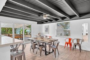 ein Esszimmer mit Tisch und Stühlen in der Unterkunft Private Jungle Pool Home - Arcade Games & Pool in Fort Lauderdale