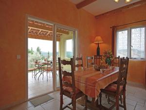 Φωτογραφία από το άλμπουμ του Tranquil Villa with Pool View σε Cornillon