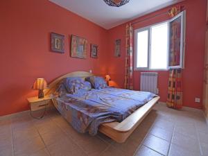 Ένα ή περισσότερα κρεβάτια σε δωμάτιο στο Tranquil Villa with Pool View