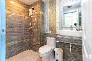 a bathroom with a toilet and a sink at Arunsakhon luxury condo in Ban Khok Kham