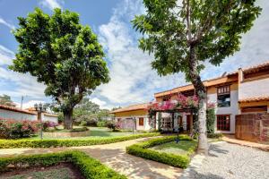 a courtyard with trees and a building at Casa Bari Altos de la Antigua in Barichara
