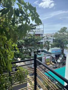 un treno sui binari di fronte a un edificio di Hotel Hải Hà a Phan Thiet