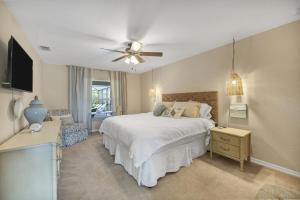 a bedroom with a bed and a ceiling fan at Family Retreat - Sleeps 10 - Pool - Near Beach in Port Charlotte +43 photos