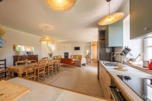Una cocina y una sala con una mesa y un comedor. en Peaceful Estate With Pool Near Tournon, en Frespech