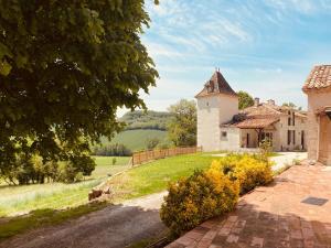 una imagen de una casa con un patio en Peaceful Estate With Pool Near Tournon, en Frespech