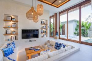 Et tv og/eller underholdning på Tropical 2BR Design Villa Pool, Lounge & Workdesk