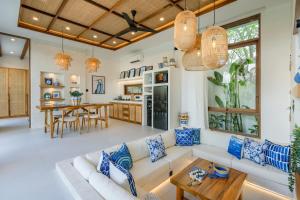 Køkken eller tekøkken på Tropical 2BR Design Villa Pool, Lounge & Workdesk