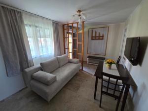 a living room with a couch and a table at Căsuța fericită in Techirghiol