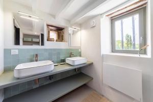 baño con 2 lavabos y ventana en Peaceful Estate With Pool Near Tournon, en Frespech 32 fotos más