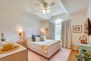 Un dormitorio con una cama y un ventilador de techo. en 30A Poolside Oasis 2 Mi to Beach and Boat Access, en Santa Rosa Beach 19 fotos más